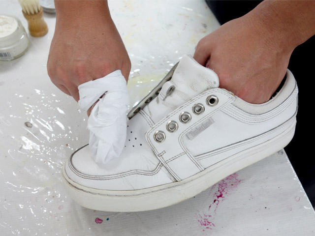 スニーカーの泥汚れ プロがケアしたらこの仕上がり 強烈な臭いもすっきり解決 ミスターミニット公式ブログ Mister Minit