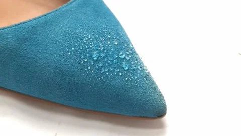スエードへの撥水加工の事例。水を弾きます。